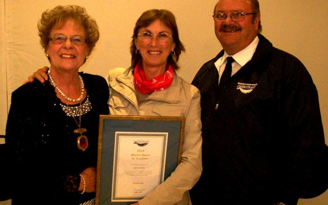 Vlnr is rdl Nicolette Botha-Guthrie, Lesley Richardson (Sertifikaat vir Uitnemendheid) en mnr Francois Myburgh  